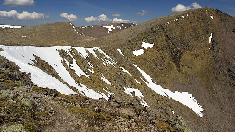 Corrie rim leading to Cairn Toul