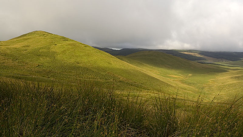 Sun breaks through early mist onto Foel Grafiau