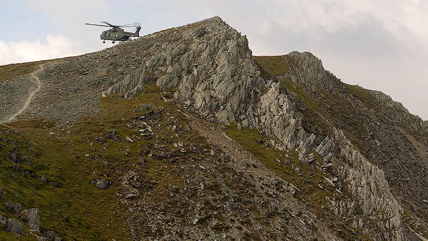 Helicopter descends to Yr Elen summit 