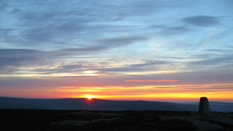 Sunrise over Simons Seat from Thorpe Fell