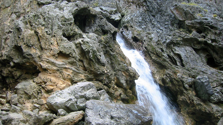 The central spine scramble by the main waterfall