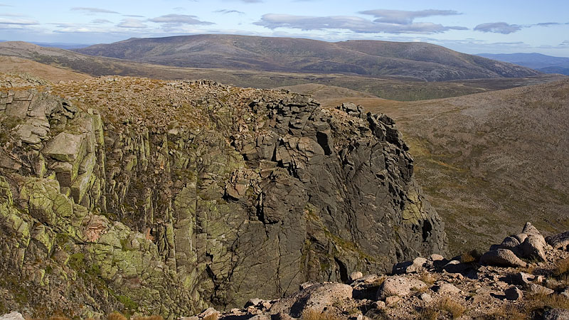 Cliffs above Coire Sputan Dearg Cliffs above Coire Sputan Dearg