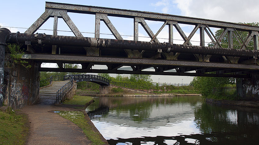 Rail bridge & footbridge to the eastern branch of the canal